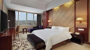 ميني بار وخزنة داخل الغرفة ومكواة/لوح كي وخدمة الإنترنت