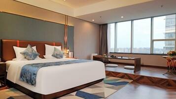 Minibar, in-room safe, iron/ironing board, Internet