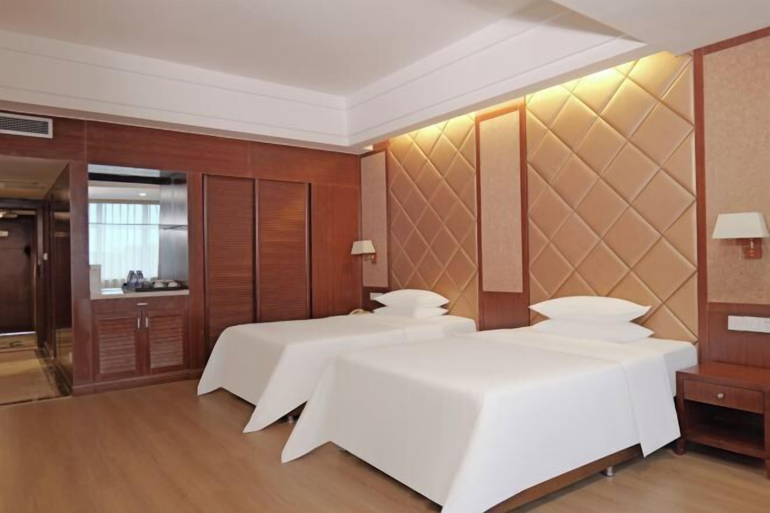 Minibar, in-room safe, iron/ironing board, Internet