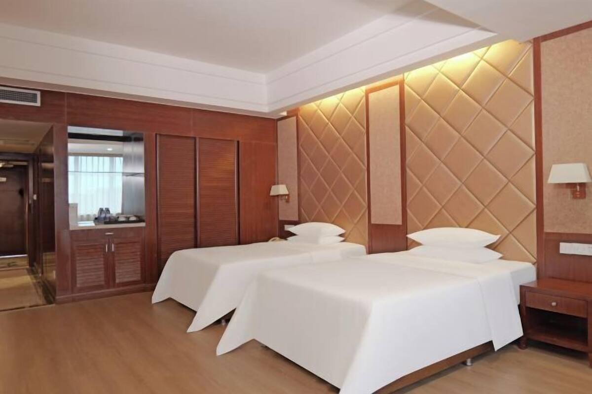 Minibar, in-room safe, iron/ironing board, Internet