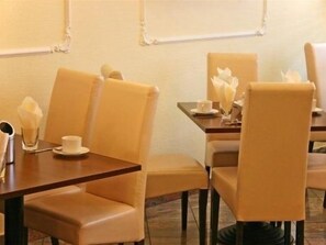 Free daily buffet breakfast - Drei Könige Dom Hotel (Cologne)