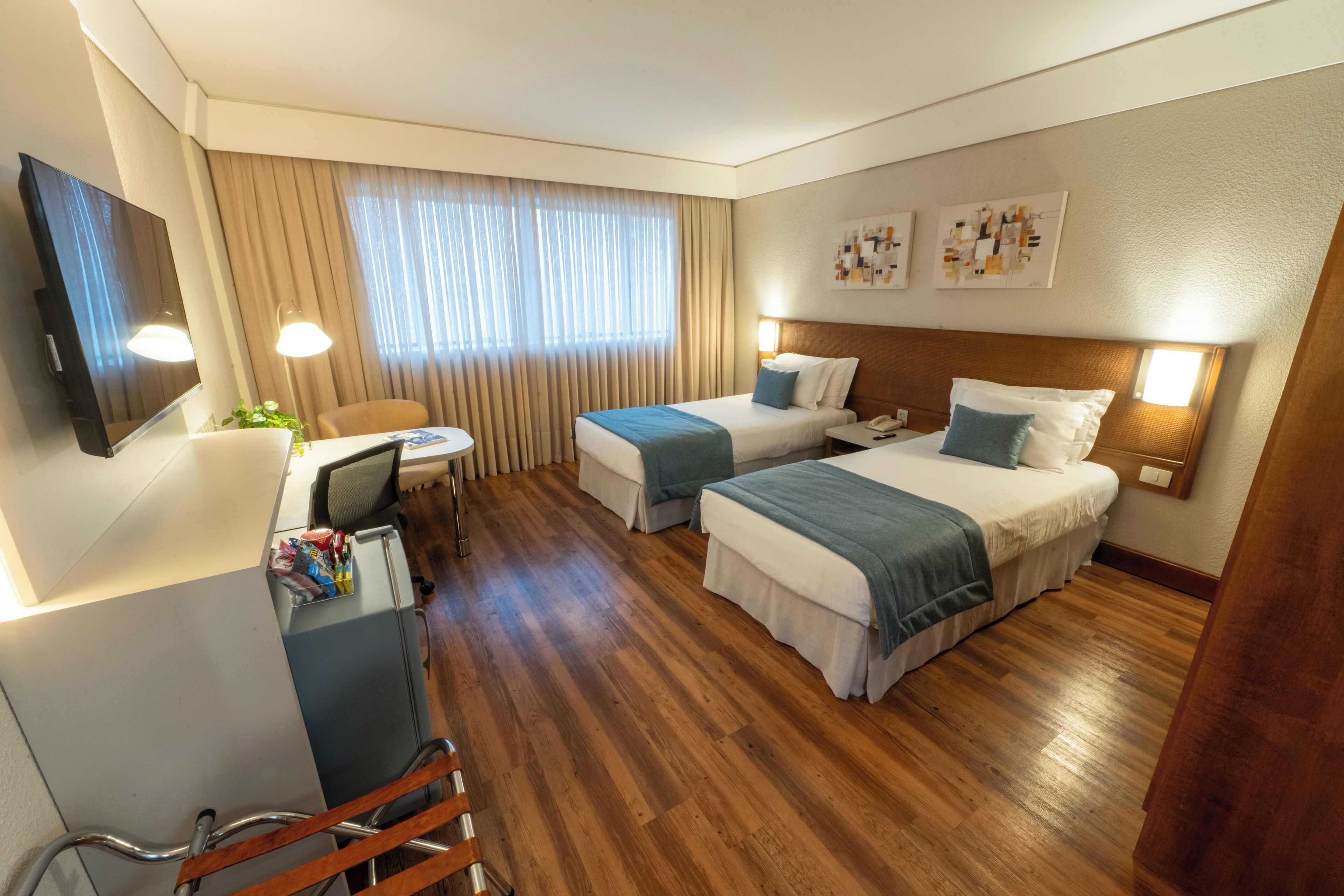 Luxury Twin Room | Bar mini, peti besi dalam bilik, meja, ruang kerja komputer riba 