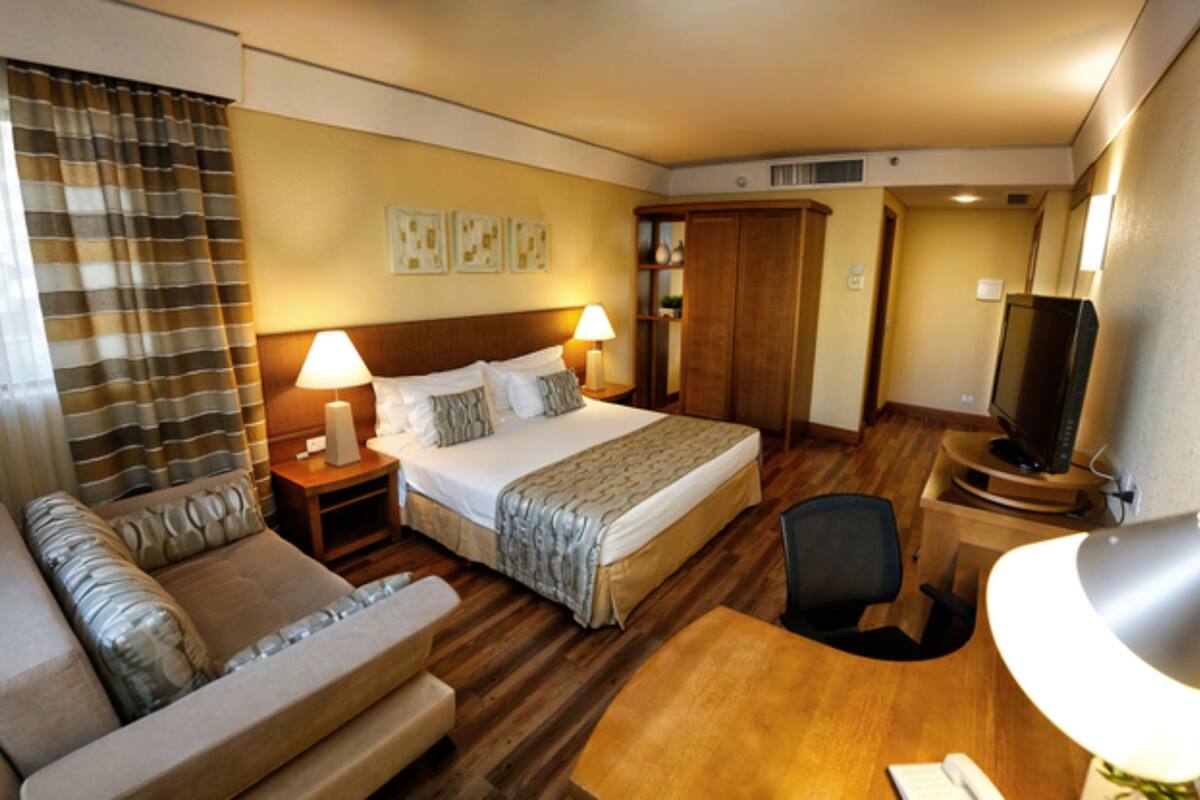 Luxo Premier casal  | Minibar, in-room safe, desk, laptop workspace