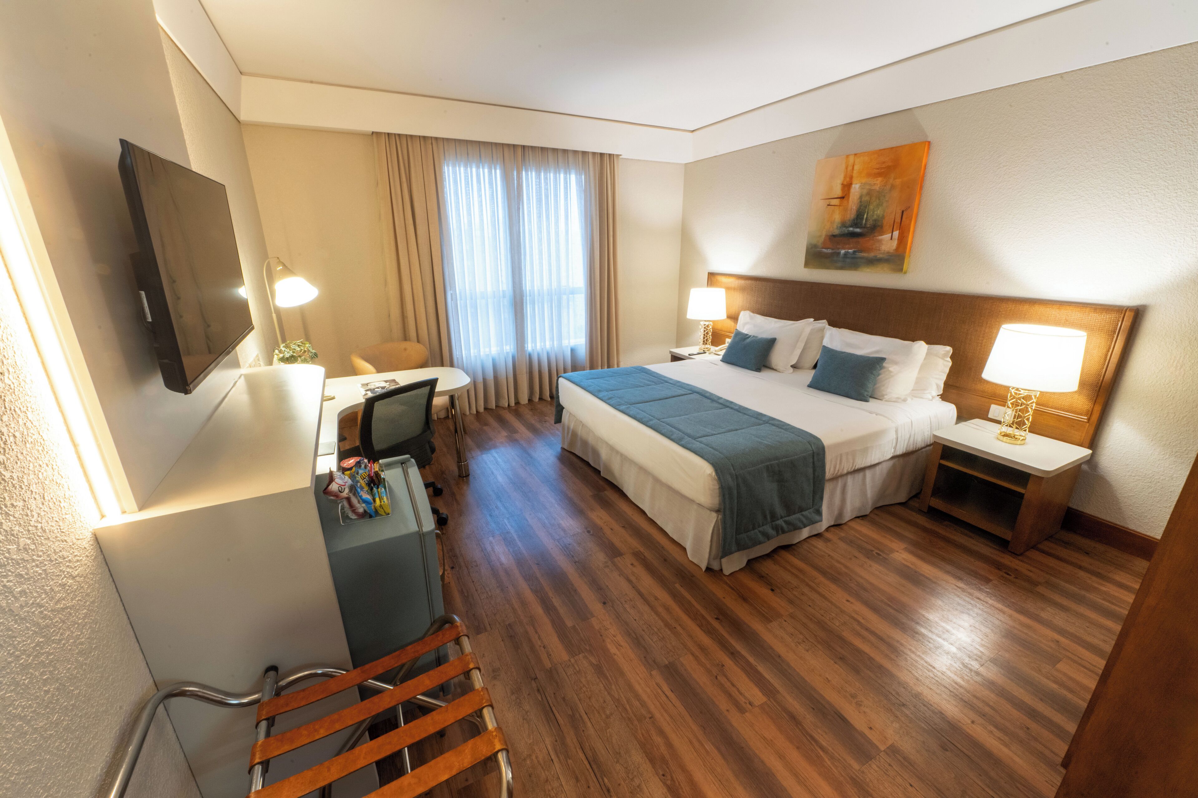 Luxury Double Room | Bar mini, peti besi dalam bilik, meja, ruang kerja komputer riba 