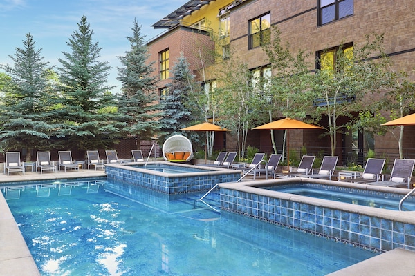 Alberca al aire libre y sombrillas en la alberca