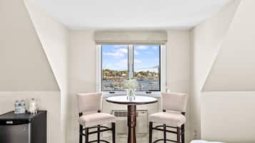 Rom – standard, 1 queensize-seng, ikke-røyk, havneutsikt | Sengetøy av topp kvalitet, blendingsgardiner og strykejern/-brett