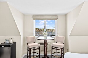 أغطية فراش متميزة وستائر تعتيم ومكواة/لوح كي وأسرّة أطفال/رضّع