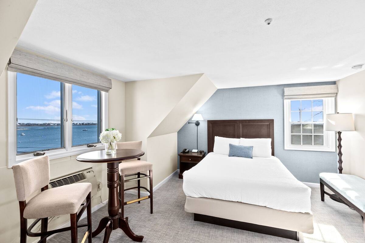 Standard Room, 1 Queen Bed, Non Smoking, Harbor View | Premium bedding, blackout drapes, iron/ironing board, cribs (surcharge)