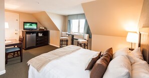 Habitación estándar, 1 cama Queen size, para no fumadores, vista al puerto | Ropa de cama de alta calidad y cortinas blackout