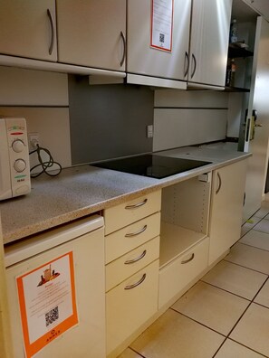 Kjøleskap på fellesområdet og mikrobølgeovn på fellesområdet