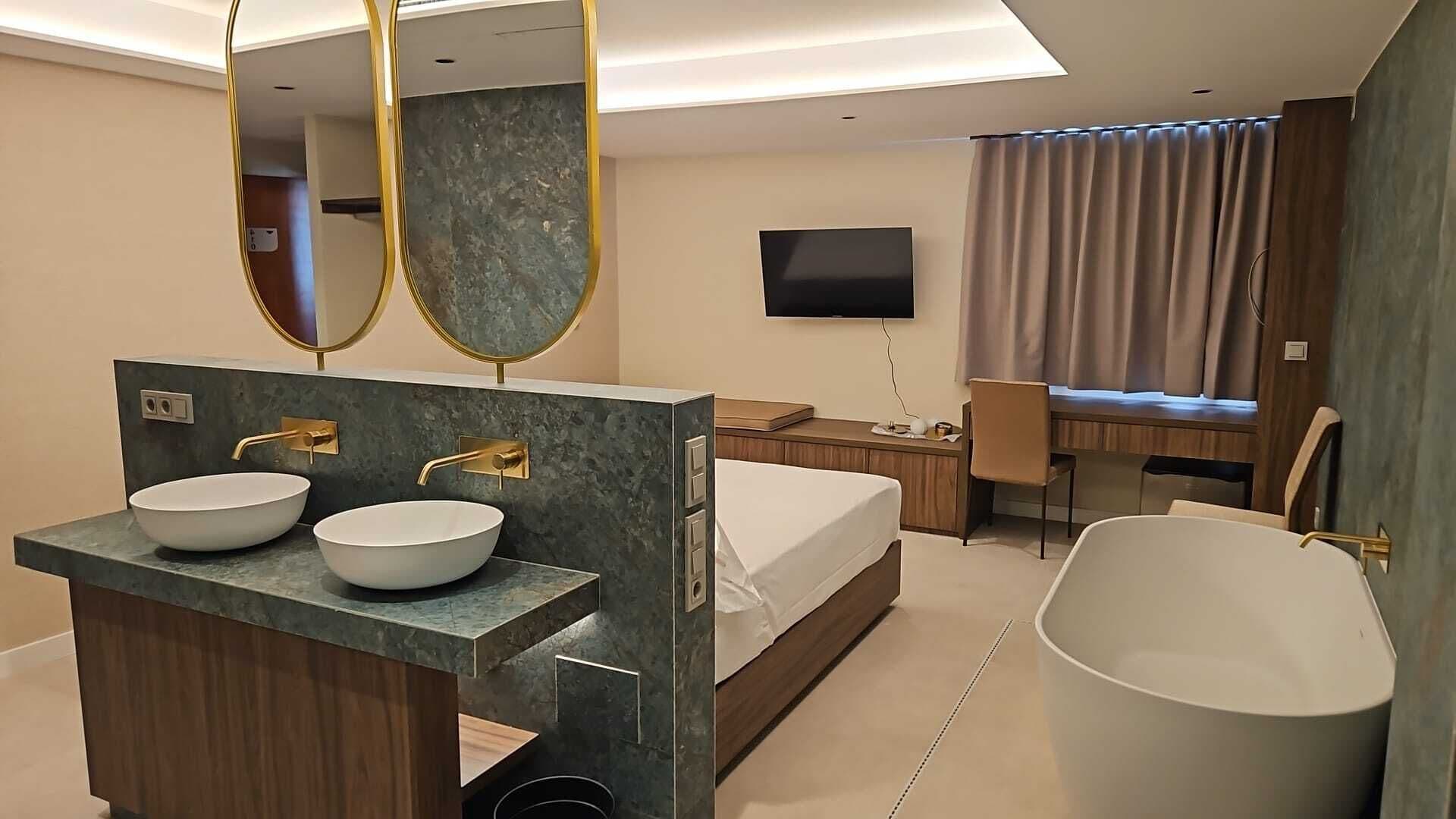 Suite junior, 1 cama King size (Deluxe) | Edredón, minibar, escritorio y espacio para trabajar con laptop 