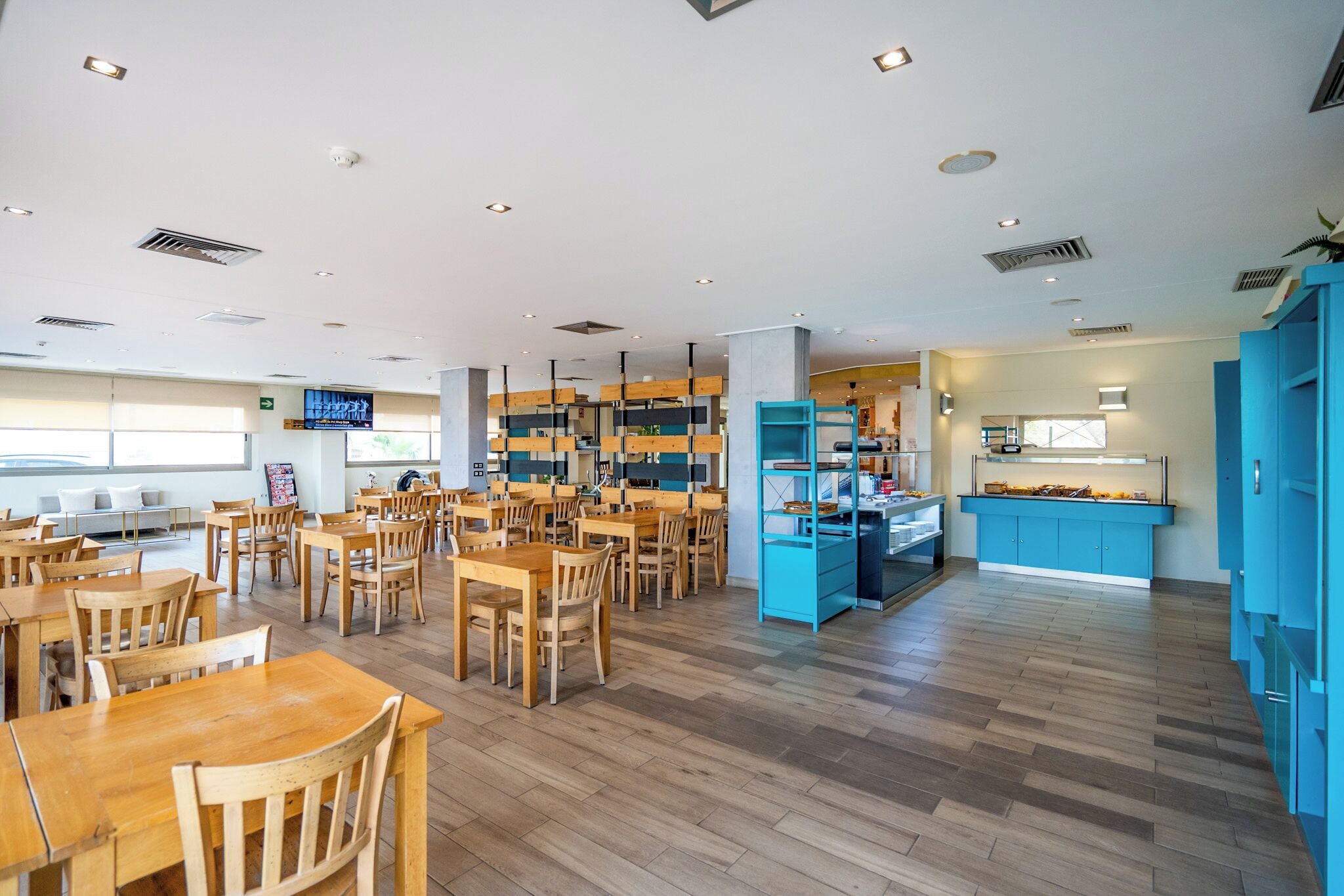 Petit déjeuner buffet (12 EUR par personne)