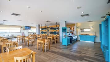 Petit déjeuner buffet (12 EUR par personne)