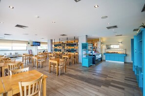 Tägliches Frühstücksbuffet gegen Gebühr