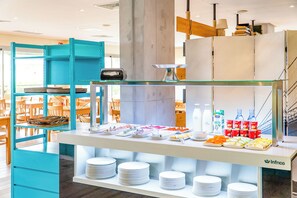 Tägliches Frühstücksbuffet (12 EUR pro Person)