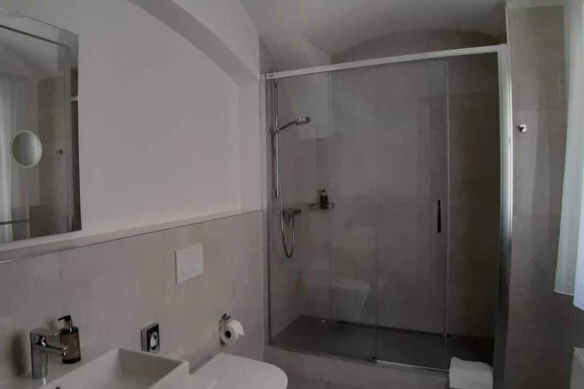 Suihku, ilmaiset hygieniatuotteet, hiustenkuivaaja, tohvelit