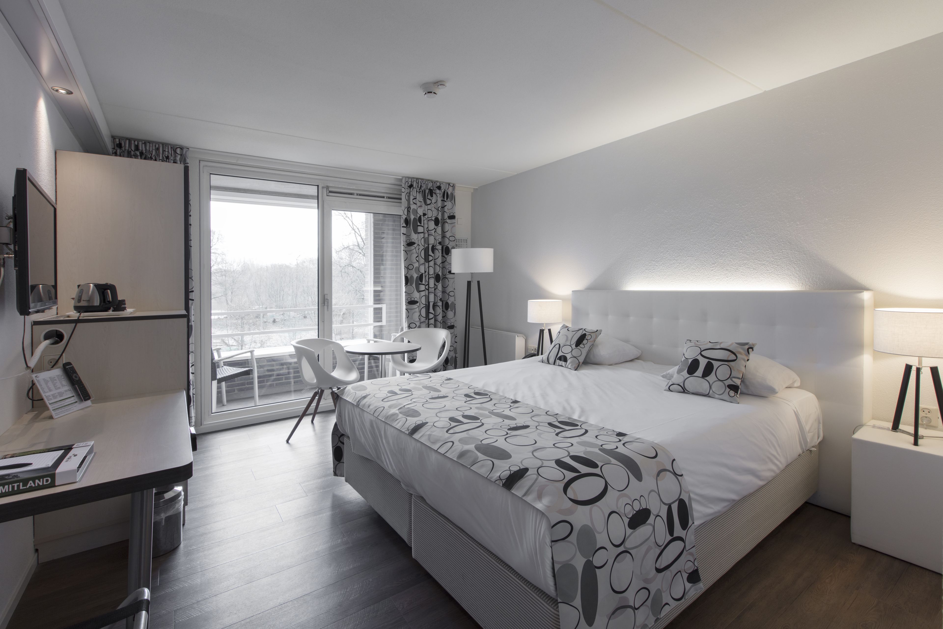 superior room, lake view | 1 bedroom, hypo-allergenic bedding, minibar, in-room safe