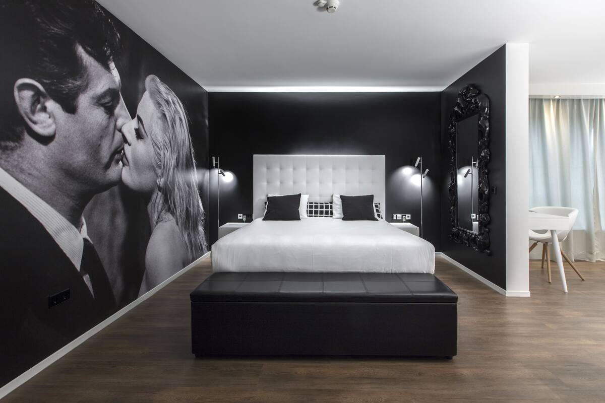 romantic suite | 1 bedroom, hypo-allergenic bedding, minibar, in-room safe