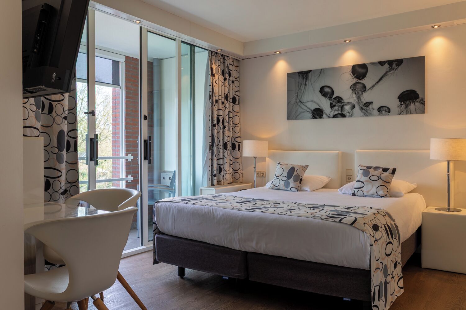 Standard Room, Lakeside | 1 bedroom, minibar, in-room safe, desk