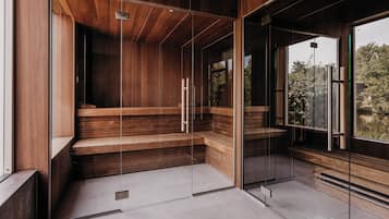 Un interior moderno con paneles de madera, puertas de vidrio y un banco.