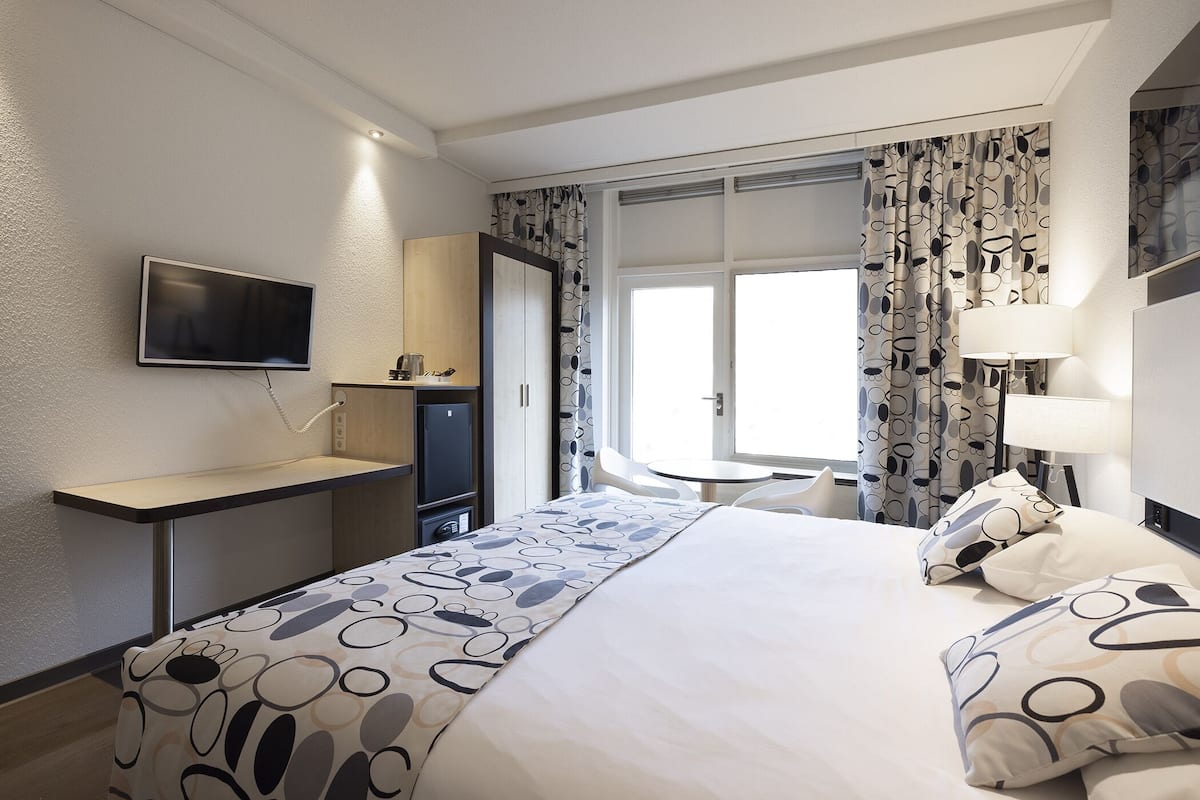 Deluxe Room | 1 bedroom, hypo-allergenic bedding, minibar, in-room safe