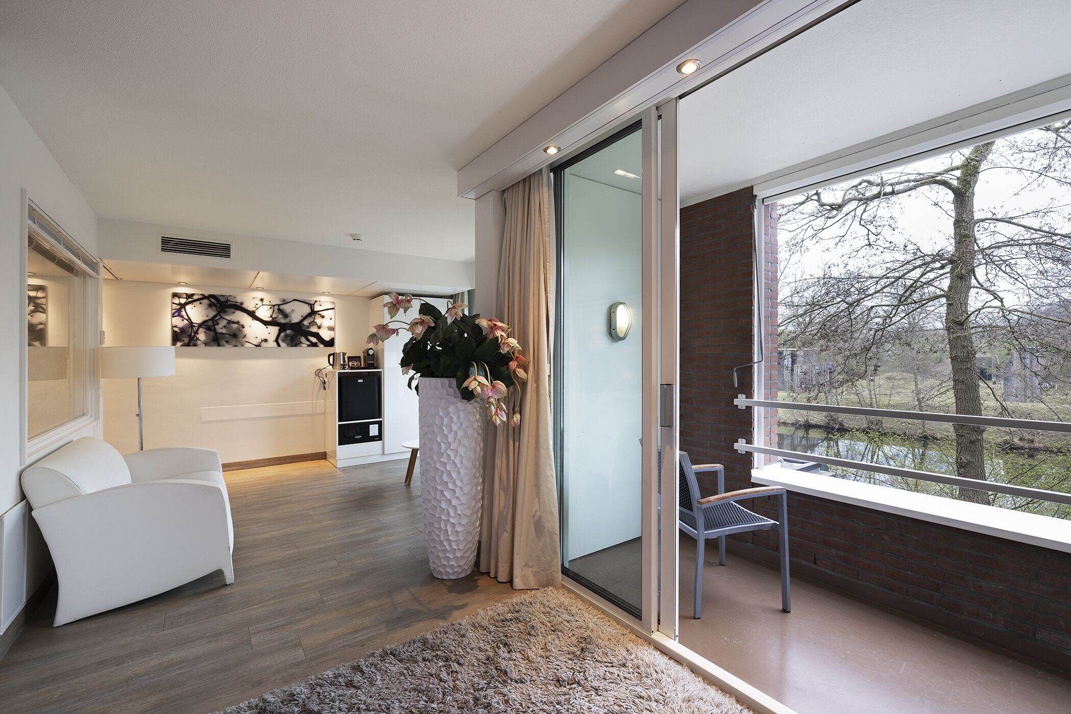 romantic suite (swan lake) | living area | flat-screen tv