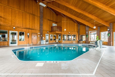Pool. Comfort Inn Weirton - Steubenville