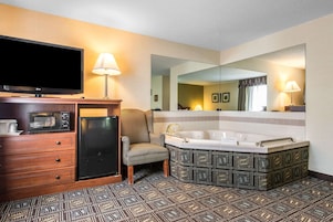 Escritorio, espacio para trabajar con laptop y cortinas blackout