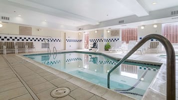 Piscine couverte, chaises longues