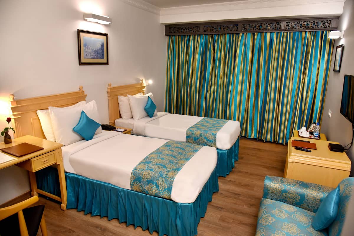 Chambre Deluxe avec lits jumeaux | Literie de qualité, minibar, coffre-fort, bureau