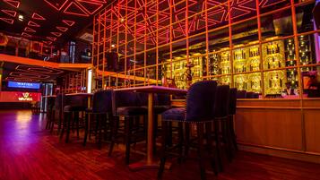 6 restaurants, breakfast served