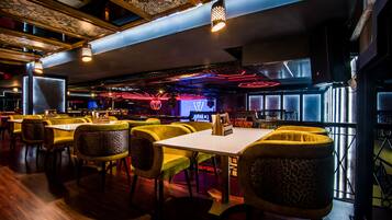 6 restaurants, breakfast served