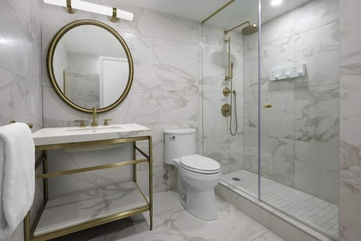 Cabezal de ducha tipo lluvia, artículos de tocador gratuitos