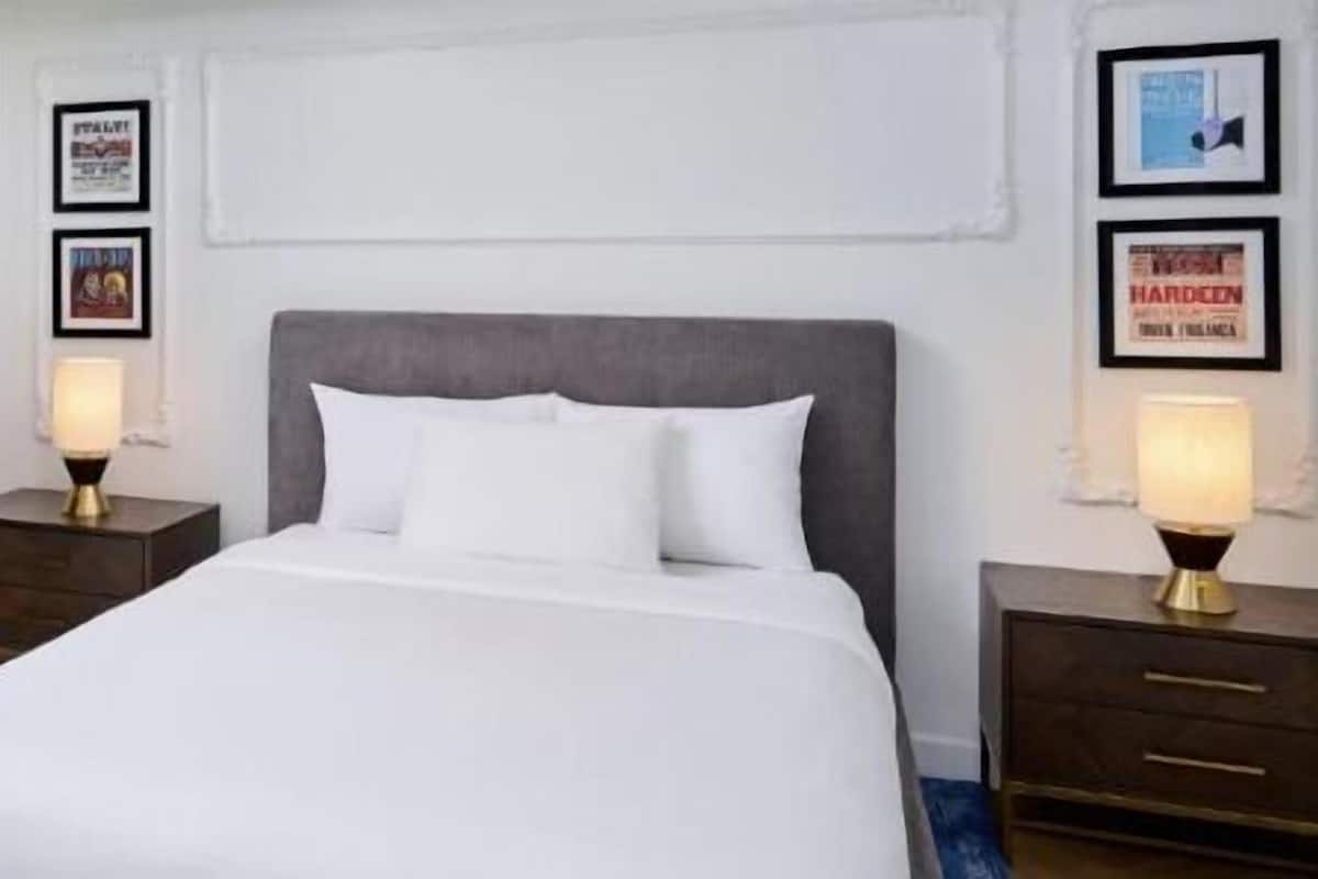 City Room, 1 Queen Bed, Non Smoking | 1 bedroom, hypo-allergenic bedding available, in-room safe, desk