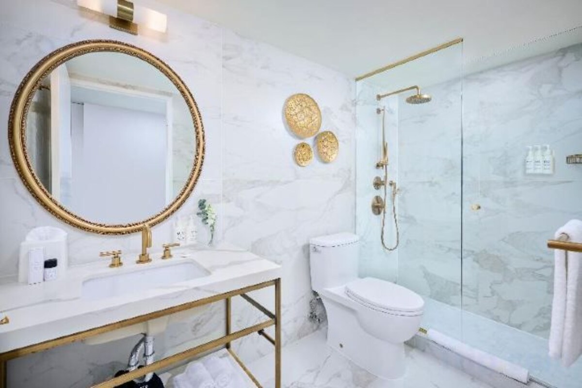 Baño | Cabezal de ducha tipo lluvia y artículos de higiene personal gratuitos