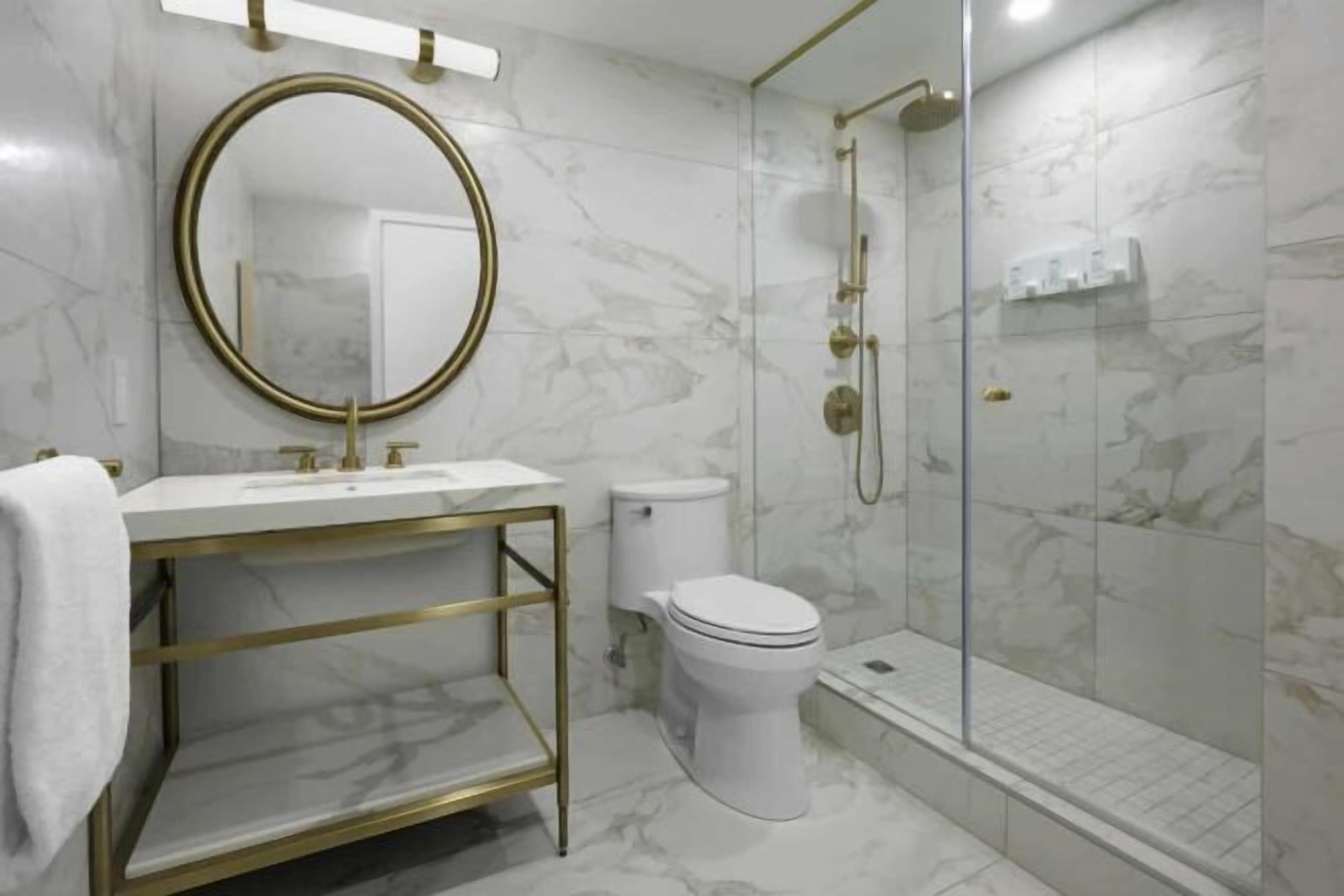 大花洒淋浴喷头、免费洗浴用品、吹风机、毛巾