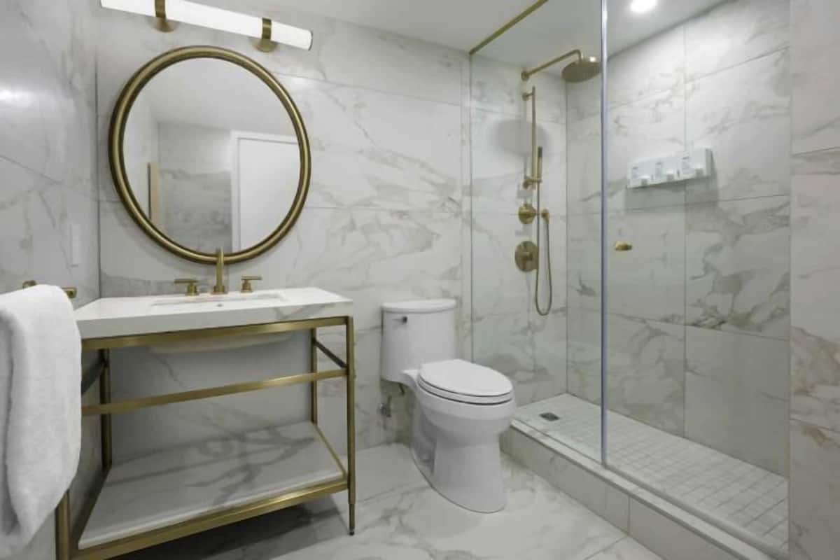 Cabezal de ducha tipo lluvia, artículos de tocador gratuitos