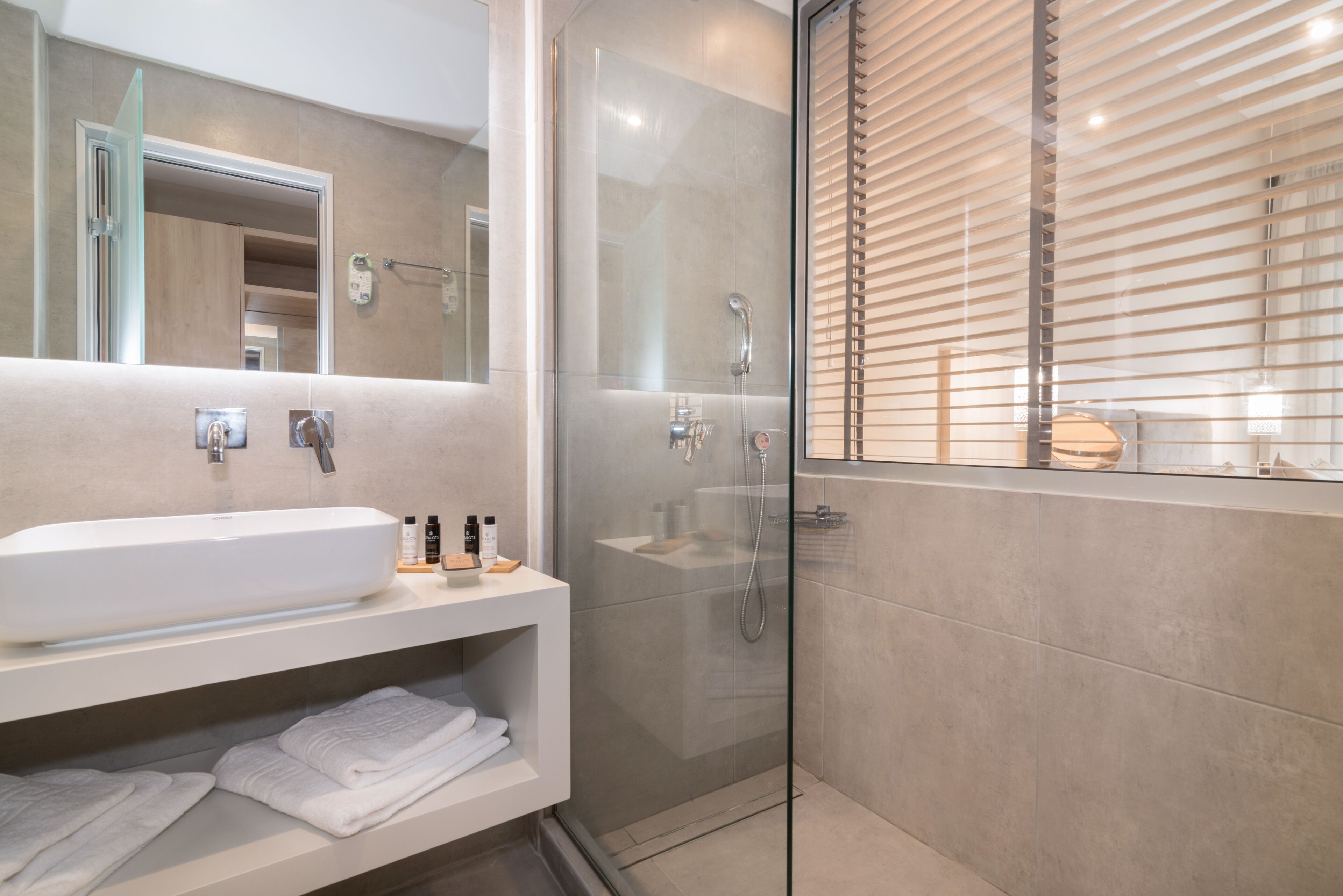 deluxe room, garden view | bathroom shower