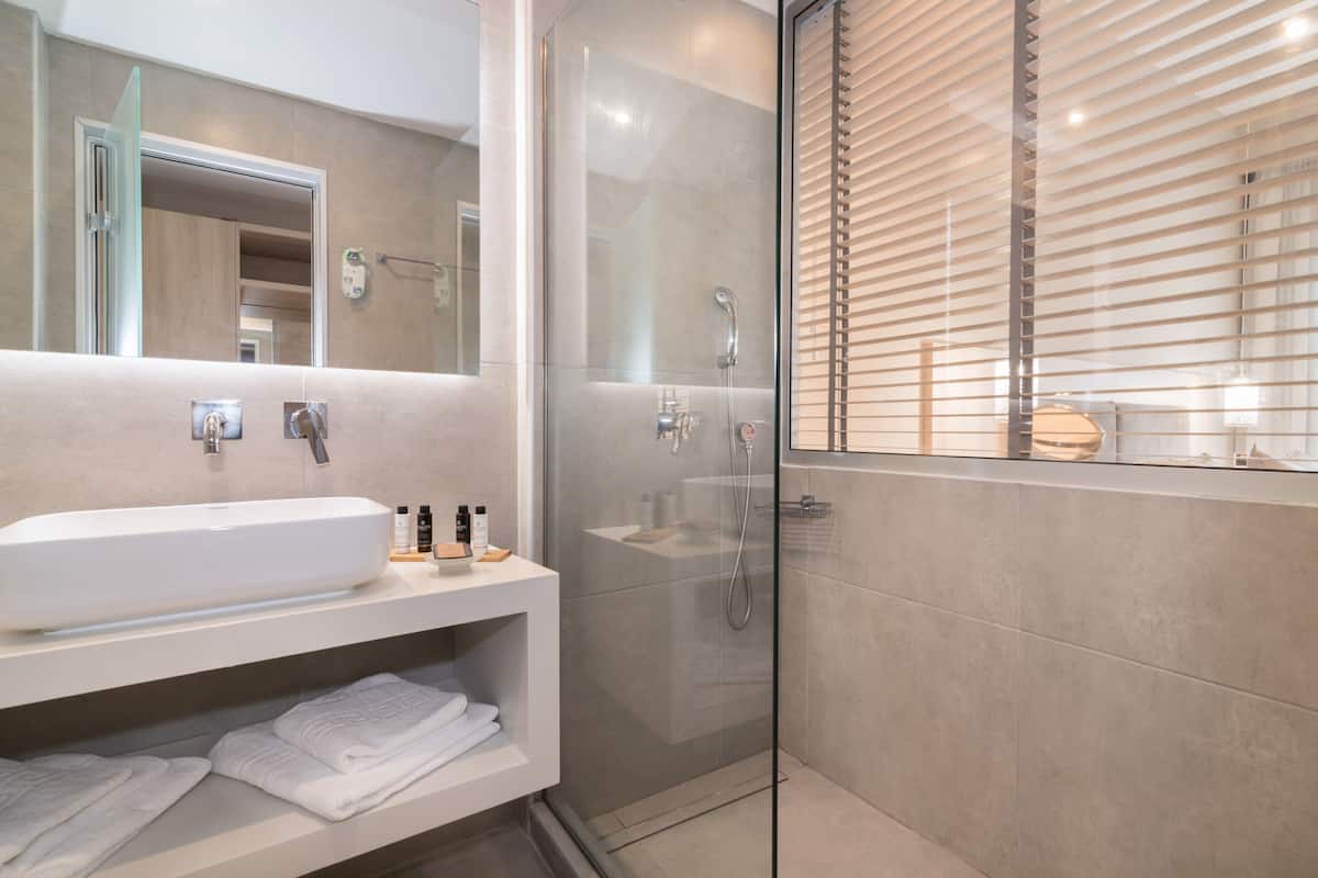 deluxe room, garden view | bathroom shower