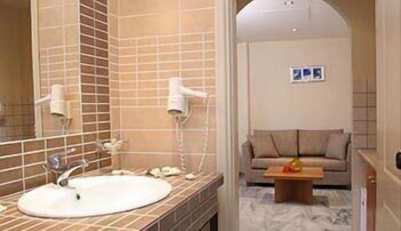 combined shower/bathtub, hair dryer, bathrobes, slippers