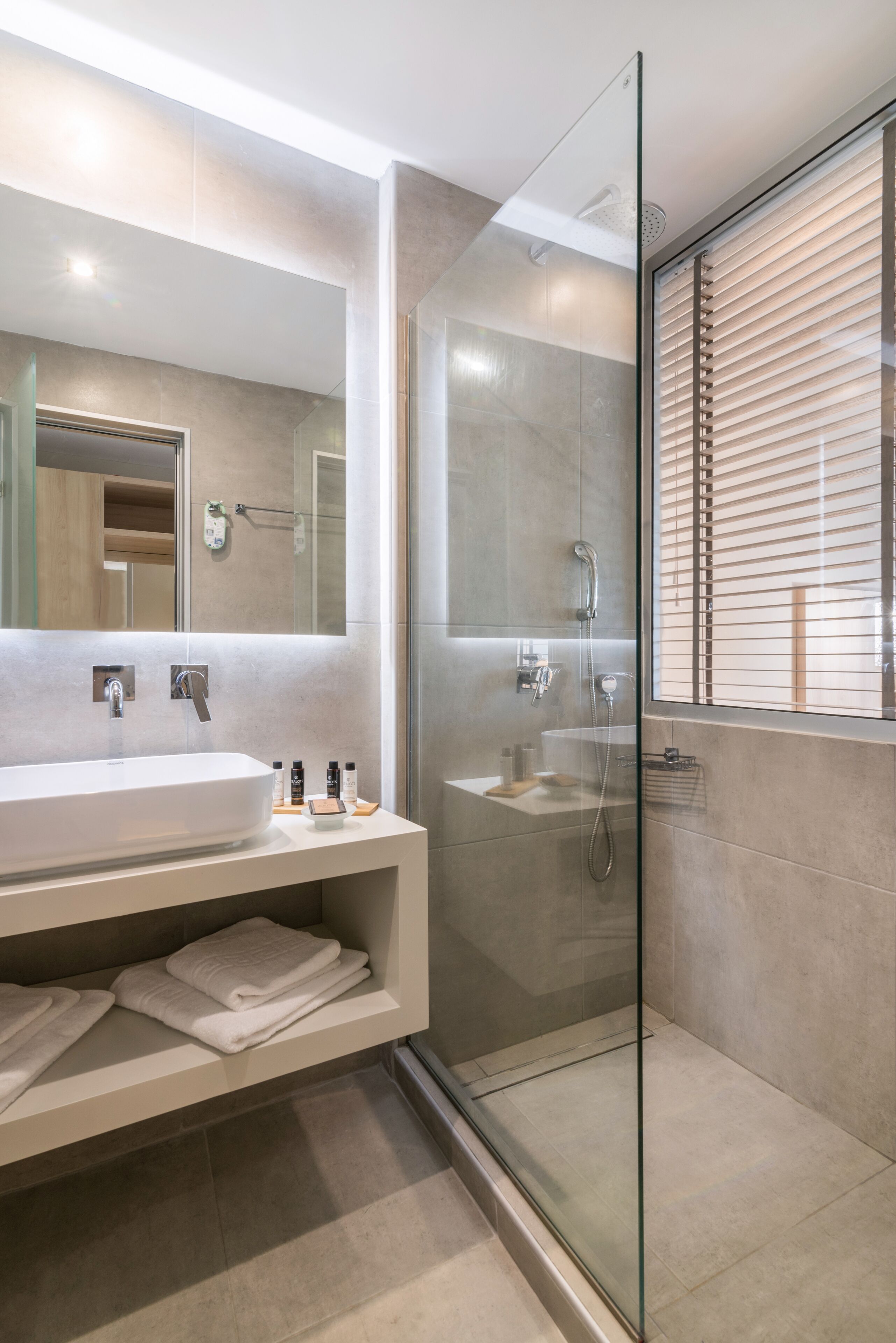 deluxe room, garden view | bathroom | combined shower/bathtub, hair dryer, bathrobes, slippers