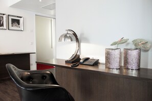 Design-Penthouse, Blick auf den Innenhof | Wohnbereich | 40-Zoll-Fernseher mit Satellitenempfang