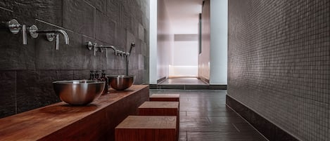 Massage/treatment rooms, massages