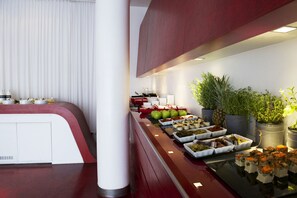 Daily buffet breakfast (EUR 20 per person) - Hotel Q (Berlin)