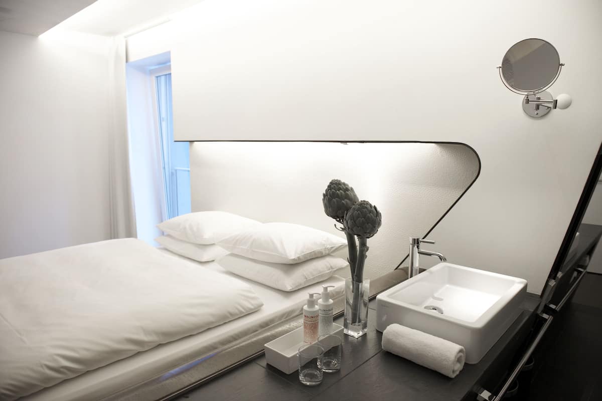 Standard Double Room | Bathroom | Shower, free toiletries, hair dryer, towels