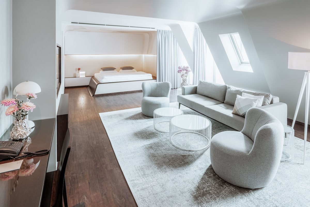 Design Penthouse, Courtyard View | Hypo-allergenic bedding, minibar, in-room safe, laptop workspace