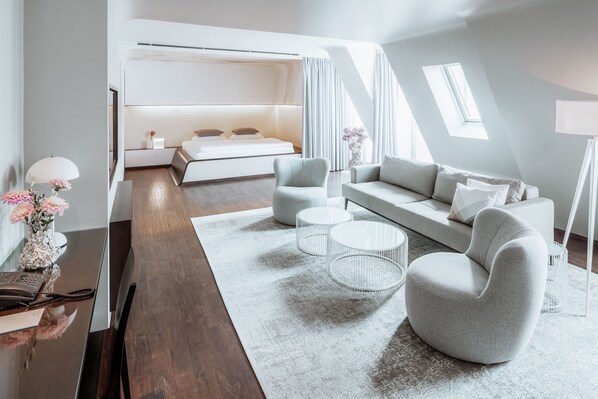 Design-Penthouse, Blick auf den Innenhof | Allergikerbettwaren, Minibar, Zimmersafe, laptopgeeigneter Arbeitsplatz