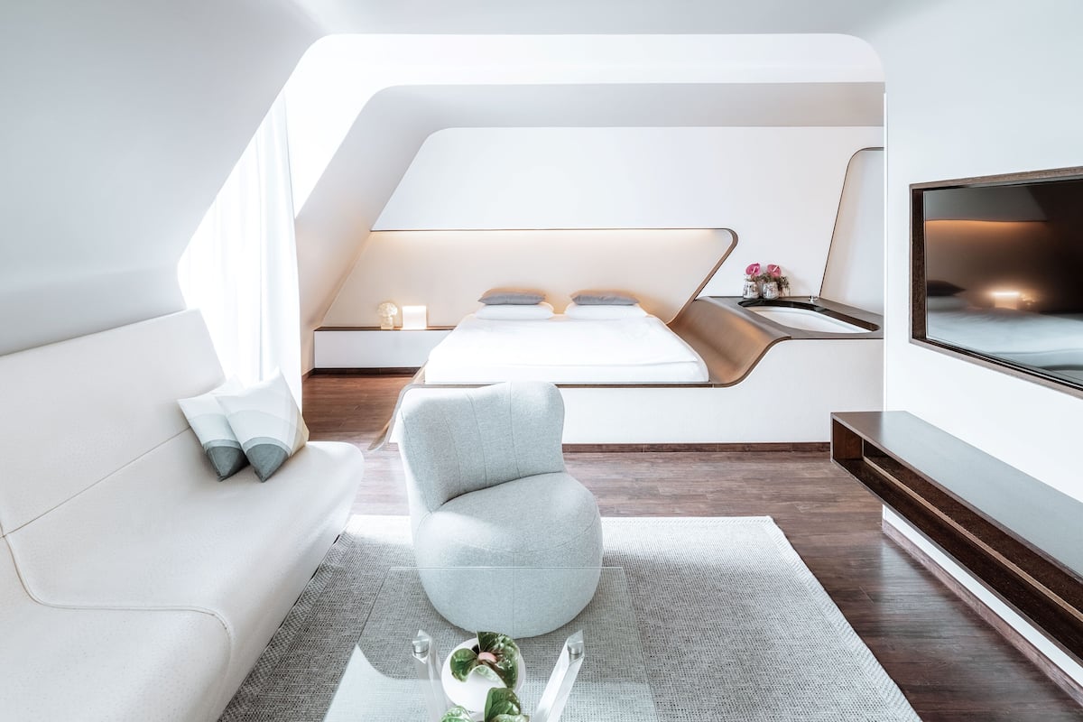 Studio | Hypo-allergenic bedding, minibar, in-room safe, laptop workspace