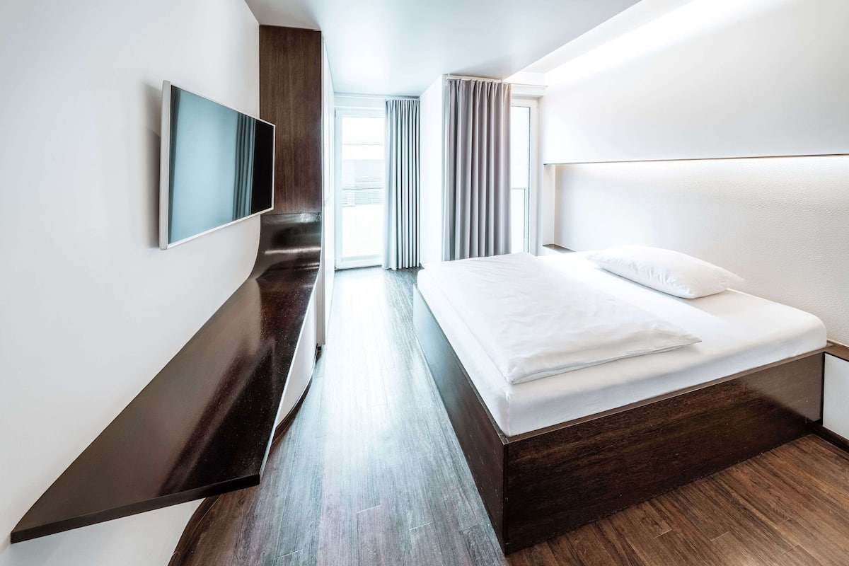 Single Room | Hypo-allergenic bedding, minibar, in-room safe, laptop workspace