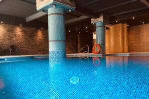 Outdoor pool, pool umbrellas, pool loungers - The Cumberland Hotel - OCEANA COLLECTION (Bournemouth)